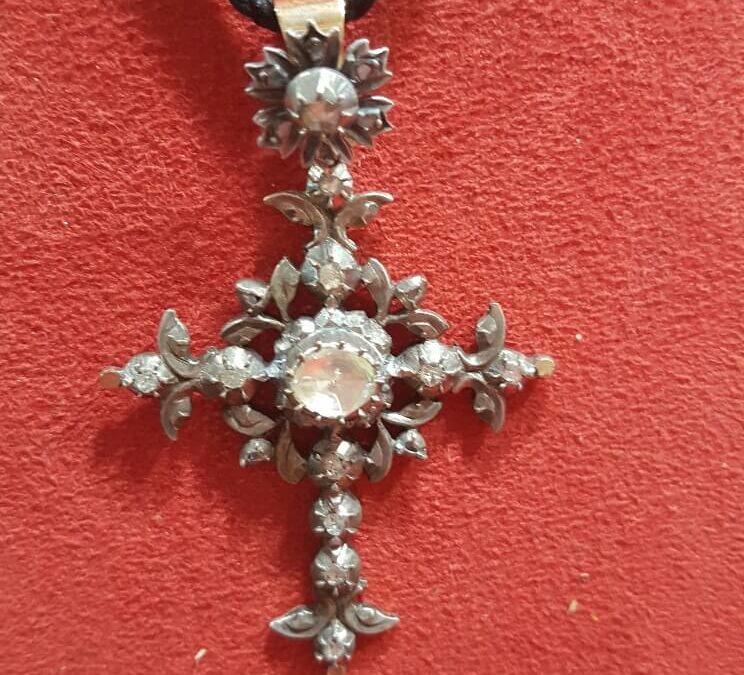 Croix ancienne XVIIIe argent or et roses